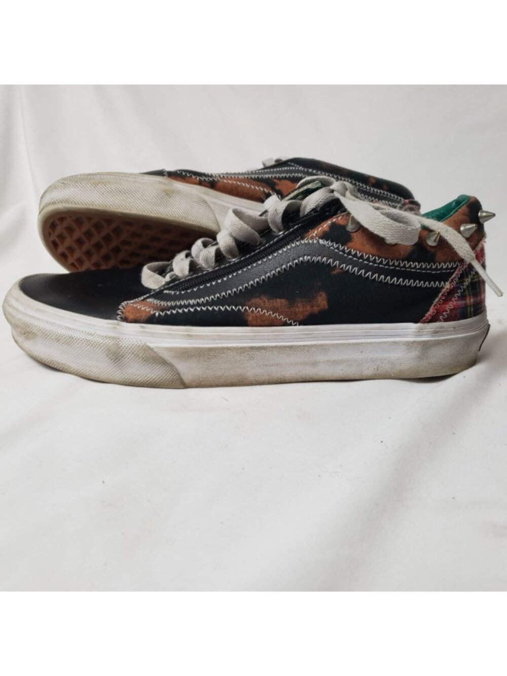 Vans Leather Metal Spiked Low Top Lace Up Sneakers Black/Red Plaid RARE - Picture 2 of 15